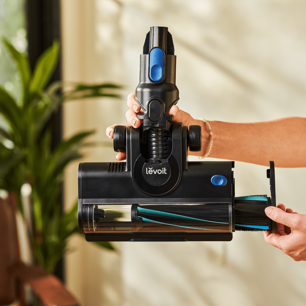 Levoit LVAC-300 Cordless Vacuum motorized floor brush head with anti-tangle roller.